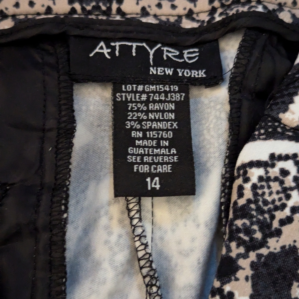 Attyre New York Bermuda Golf Shorts - Picture 5 of 9